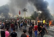 Photo of الأمن العراقي يستخدم القنابل المسيلة للدموع لتفريق المتظاهرين وسط بغداد